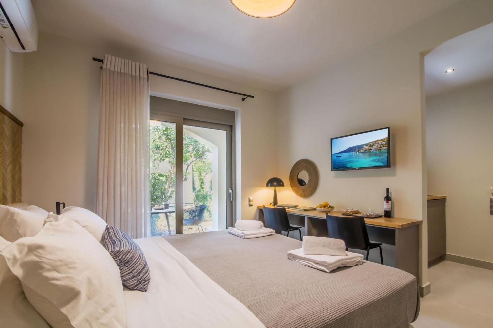 Blue Symphony Suites Apartments Никиана Екстериор снимка